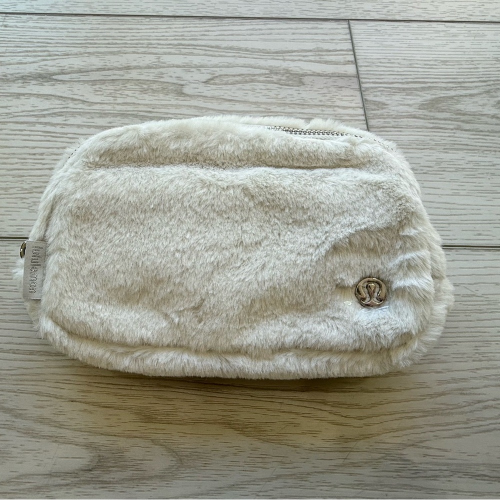Lululemon everywhere belt bag 1L plush fleece bone